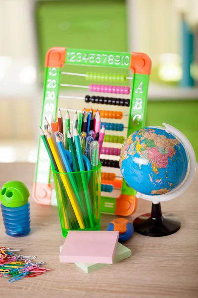 Abacus, globo terráqueo, libros y lápices sobre la mesa, vuelta al concepto escolar — Foto de Stock