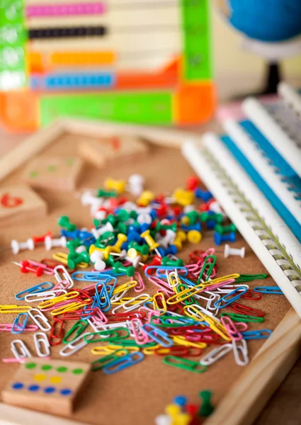 Paperclips sur table de tabouret — Photo