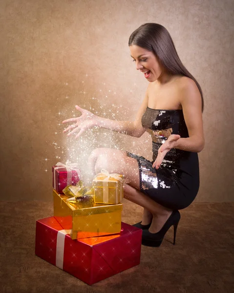 Mutlu genç kız büyülü Noel hediye kutusu — Stok fotoğraf