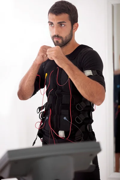 Fit člověk cvičení na stroji svalová stimulace elektro — Stock fotografie