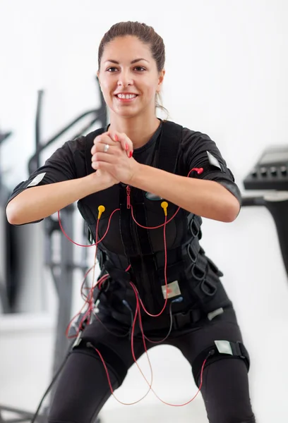 Posición clave del ejercicio de la mujer en la máquina de electroestimulación —  Fotos de Stock