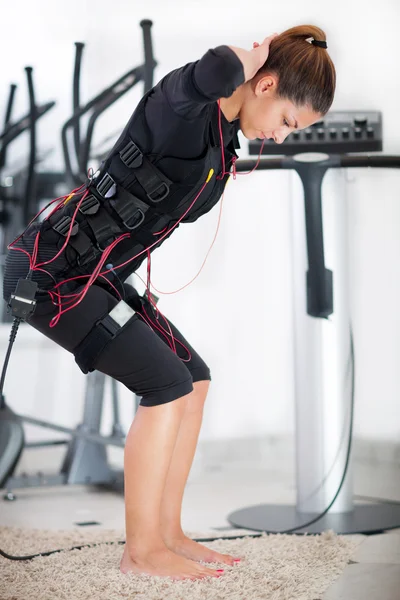 Ejercicio de mujer joven en la máquina de electroestimulación —  Fotos de Stock