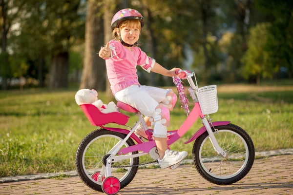 Retrato de una chica divertida juguetona en un casco de seguridad rosa en su — Foto de Stock
