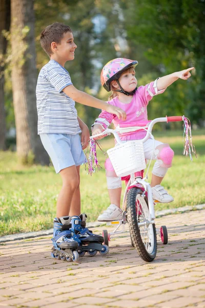 Två barn på cykel rida på landsbygden — Stockfoto