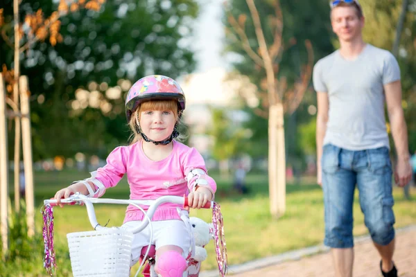 Far lära sin dotter att cykla — Stockfoto