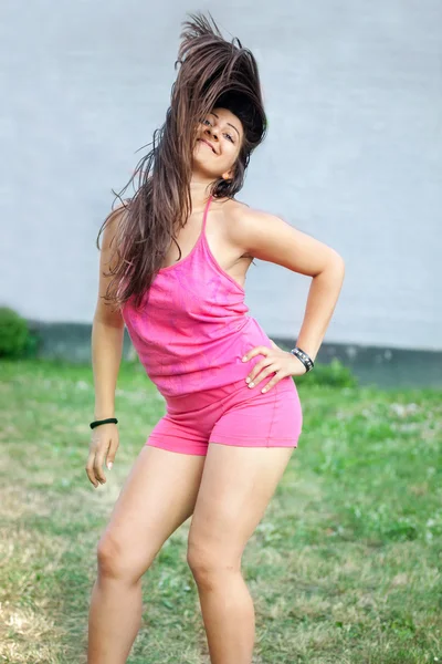 Bella donna eseguire allenamento di danza Zumba in giornata di sole — Foto Stock