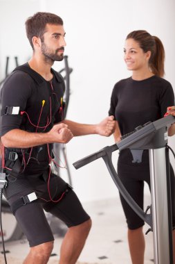  kadın Koç veren adam ems elektro kas uyarımı exerci
