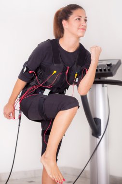  kadın egzersiz elektrik stimülasyon makine üzerinde 