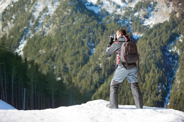 Fotograf fotografering vintern panorama i bergen — Stockfoto
