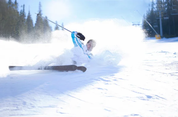 在粉雪滑雪的滑雪者 — 图库照片