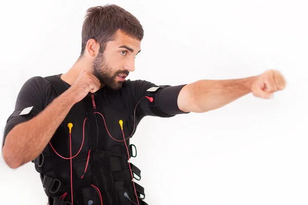 Ejercicio de hombre en forma en la máquina de estimulación electro muscular — Foto de Stock