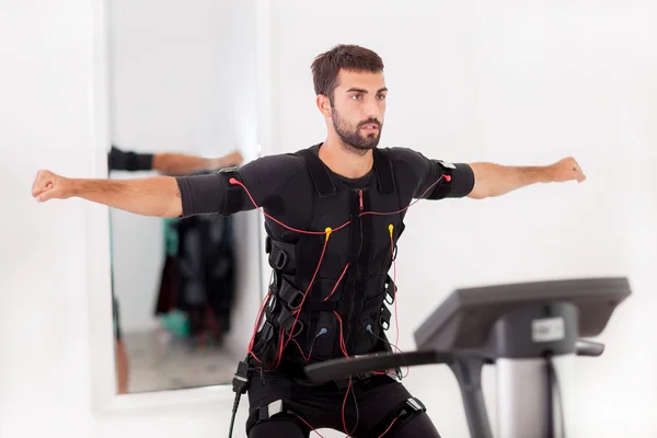 Elektro kas uyarımı makinede çalışan adam 