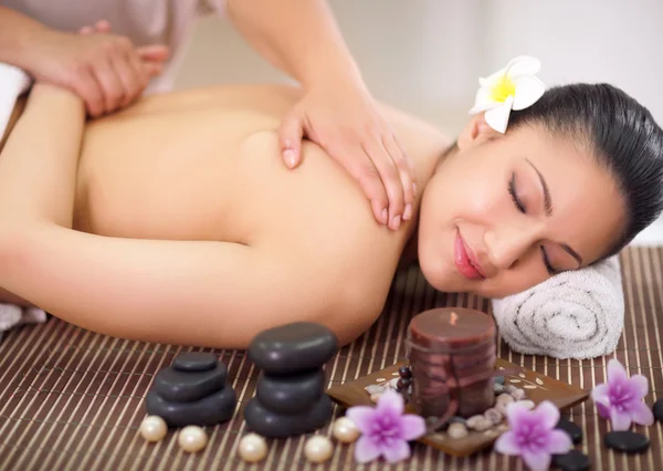 Schöne Frau mit einer Wellness-Rückenmassage im Wellness-Salon — Stockfoto