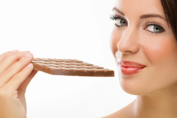 Hermosa joven comiendo chocolate — Foto de Stock