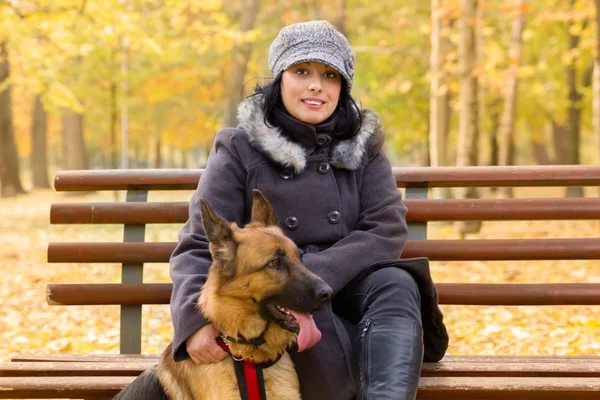 Parkta köpeği olan güzel genç bir kadın. — Stok fotoğraf