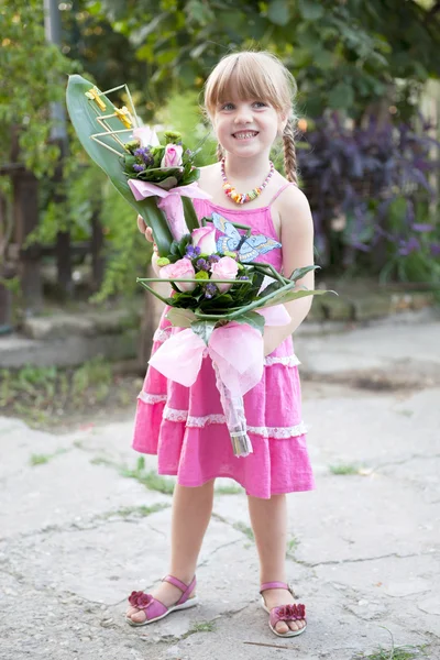 สาวน้อยที่มีช่อดอกไม้ — ภาพถ่ายสต็อก
