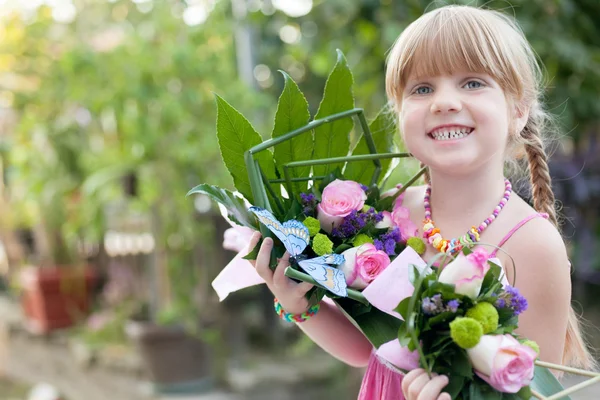 Niña sonriente feliz con un ramo de flores —  Fotos de Stock