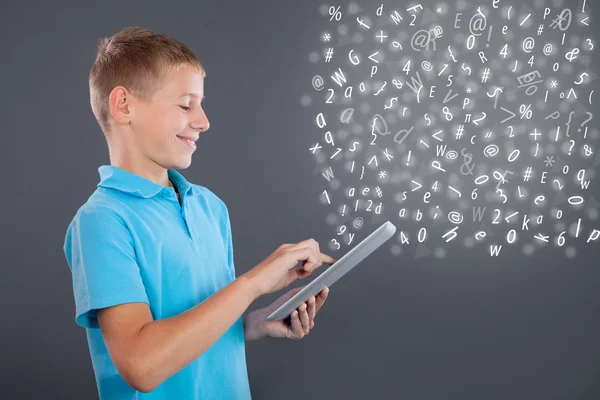 Menino usando tablet, escola de aprendizagem ou conceito de tecnologia — Fotografia de Stock