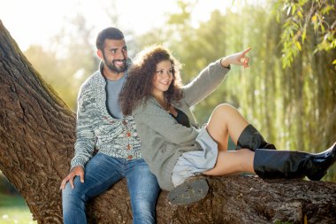 genç ve gülümseyen bir çift rahatlatıcı Park