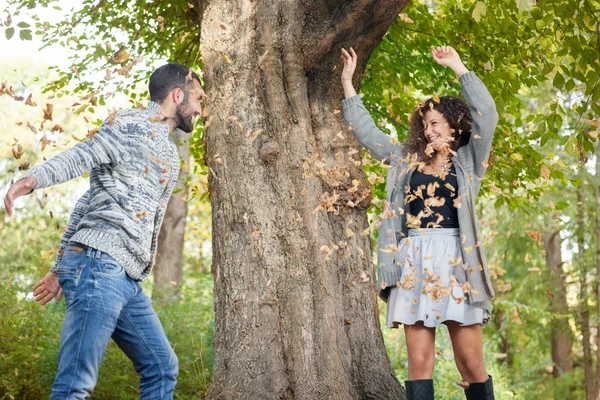 Ritratto di coppia godendo d'oro autunno stagione autunnale — Foto Stock