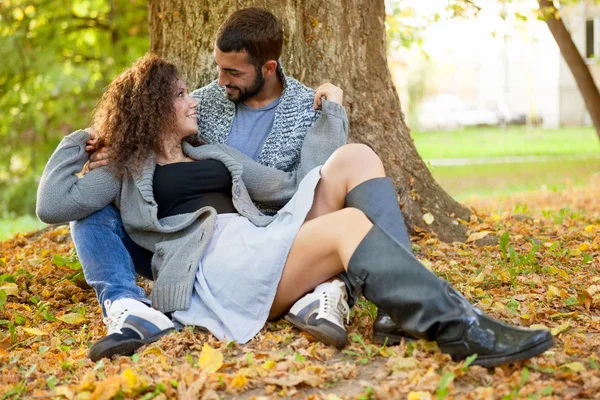 Omarmd gelukkige jonge paar in herfst park — Stockfoto