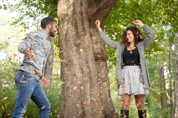 Família jovem se divertindo ao ar livre — Fotografia de Stock