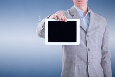 Dijital tablet tutan işadamı 