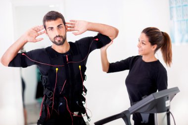  kadın Koç veren adam ems elektro kas uyarımı exerci