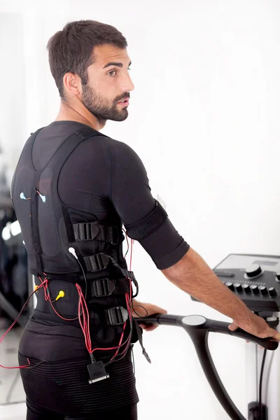 电肌肉刺激机器上健身的人 — 图库照片