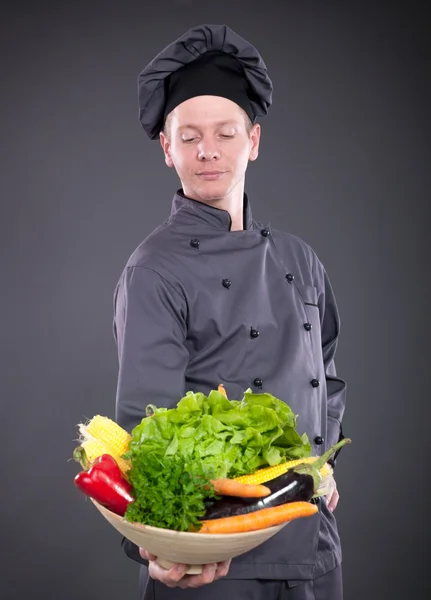Σεφ που κρατά ένα καλάθι των νόστιμα φρέσκα λαχανικά — Φωτογραφία Αρχείου