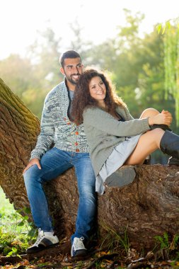 genç ve gülümseyen bir çift rahatlatıcı Park