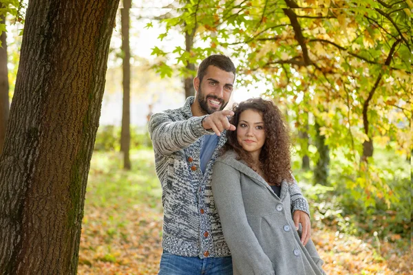 Heureux jeune couple profiter de l'automne dans le parc — Photo