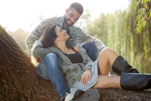 Pareja joven en bosques otoñales —  Fotos de Stock