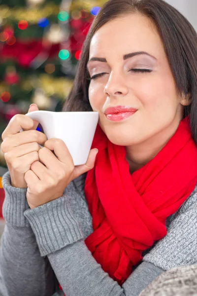 Jóvenes mujeres sonrientes en la noche de Navidad bebiendo té caliente —  Fotos de Stock