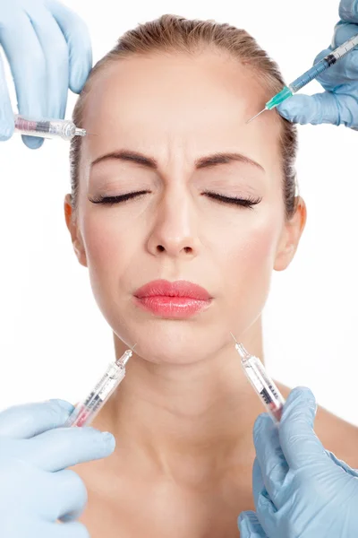Injektioner av botox, kvinna med skönhetsbehandling — Stockfoto