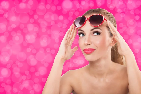 Vacker ung flicka med fancy solglasögon — Stockfoto