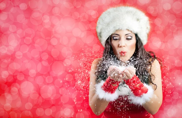 Fille de Noël.Femme d'hiver soufflant la neige — Photo