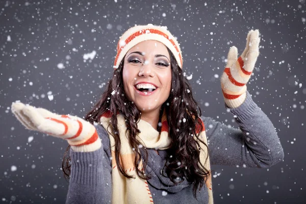 Beauty porträtt av ung attraktiv kvinna över snöiga julen b — Stockfoto