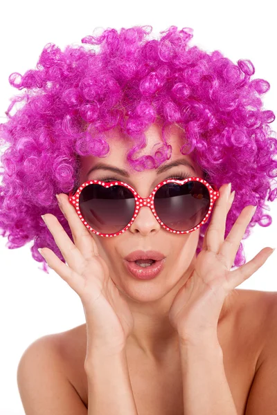 Sexy Frau mit schicker Brille und rosa Perücke — Stockfoto