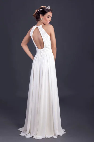 Hermosa novia en vestido de novia blanco con peinado y brillante — Foto de Stock