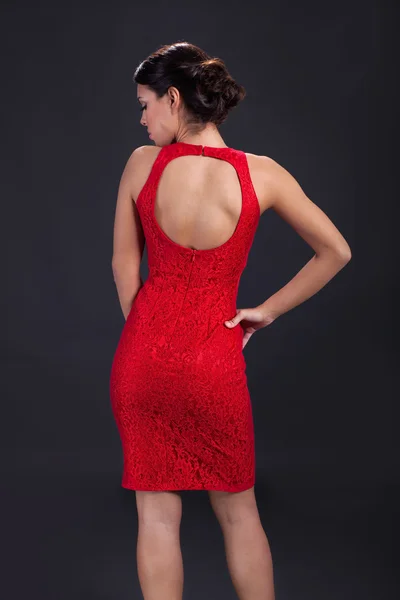 赤い短いドレスで美しい女性 — ストック写真