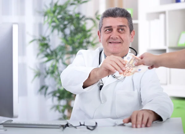 Senior doctor taking bribes from patients — Stock Photo, Image