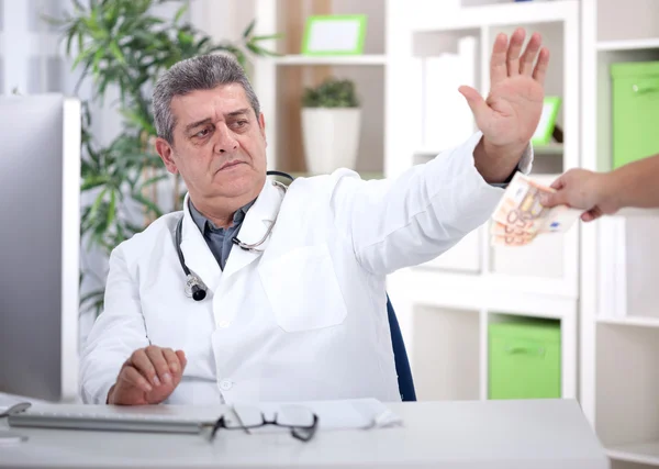 Conscience senior doctor refuses bribes from patients — Stock Photo, Image