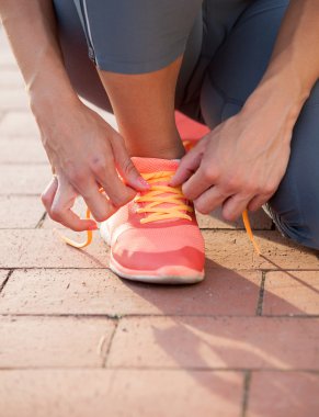 koşucu koşu ayakkabıları koşu için hazırlanıyor çalışıyor 