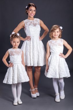 Trhee gelin ile küçük nedime, kapalı studio vurdu