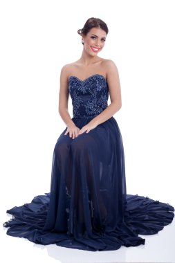 zarif genç kadın üzerinde beyaz izole uzun siyah mavi elbiseli