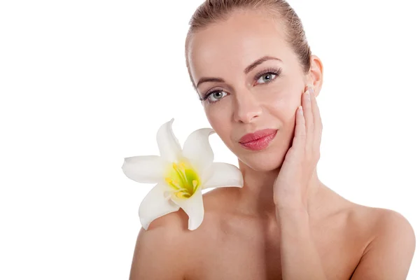 Retrato de la mujer con flor un lirio, aislado — Foto de Stock