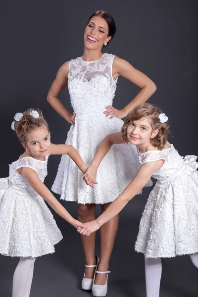 Mariée avec trhee petites demoiselles d'honneur, studio intérieur tourné — Photo