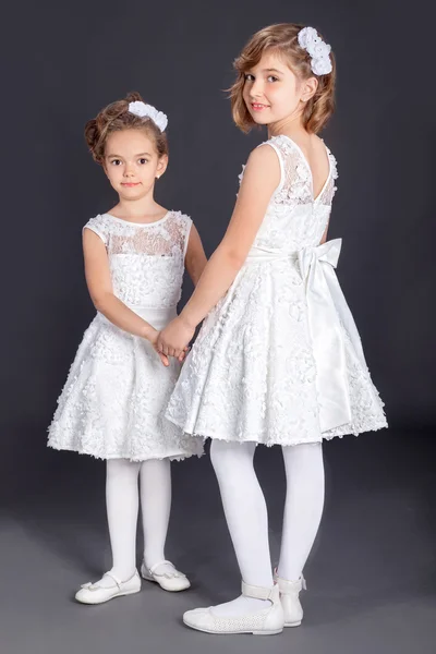 Retrato de duas garotinhas em vestido luxuoso. Foto de moda — Fotografia de Stock