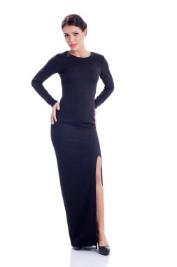 beyaz izole uzun siyah elbiseli zarif genç kadın